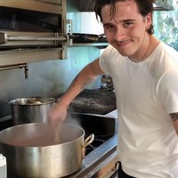 Brooklyn Peltz BeckhamBrooklyn Bekcham cukup melekat dengan anggapan bayi nepotisme. Pasalnya popularitas Brooklyn di dunia hiburan dianggap tidak sepadan dengan kemampuannya. Suami Nicola Peltz itu juga kerap berganti-ganti profesi mulai dari fotografer hingga chef.Foto: Instagram brooklynbeckhamteam