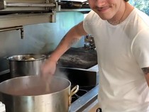 Brooklyn Beckham Buka Gerai Pop-up di London, Jual Bolognese dan Dumpling
