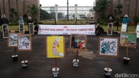 Dalam aksi tersebut, tak hanya membawa poster, massa juga tampak membawa sejumlah cermin.
