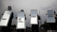 Cermin tersebut ditulis dengan sejumlah pesan untuk para anggota dewan.