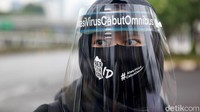 Aksi tersebut diketahui berlangsung damai dan guna mengantisipasi penyebaran virus Corona, massa juga tampak mengenakan masker hingga face shield.
