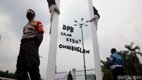 Sejumlah aktivis dari berbagai organisasi menggelar aksi di depan Gedung DPR, Jakarta, Selasa (14/7/2020).