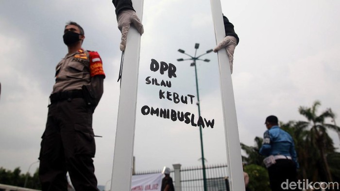 Massa dari sejumlah organisasi menggelar aksi di depan gedung DPR. Aksi itu digelar untuk menolak Omnibus Law.