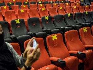 Protokol Buka Bioskop: Pengunjung Sehat Usia 12-60 Tahun, Pesan Tiket Online