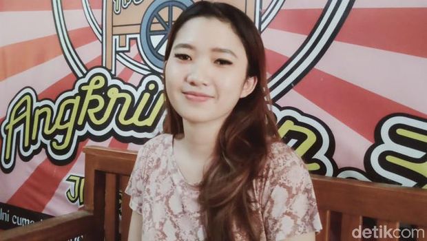 Daniella (20), penjual hik atau angkringan di Klaten, Jawa Tengah yang cantik dan bikin gagal fokus, Selasa (14/7/2020).