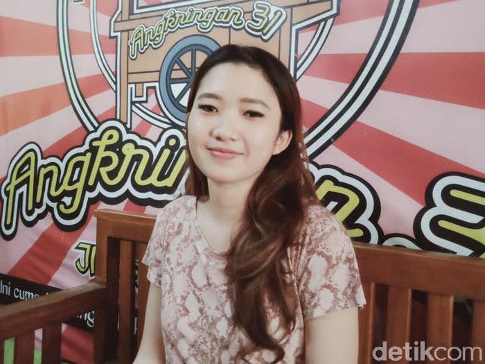 Daniella (20), penjual hik atau angkringan di Klaten, Jawa Tengah yang cantik dan bikin gagal fokus, Selasa (14/7/2020).