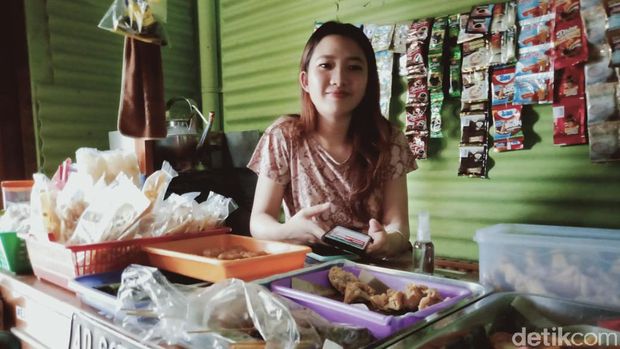 Daniella Ananda Setiawan (20), penjual hik atau angkringan di Klaten, Jawa Tengah yang bikin gagal fokus, Selasa (14/7/2020).