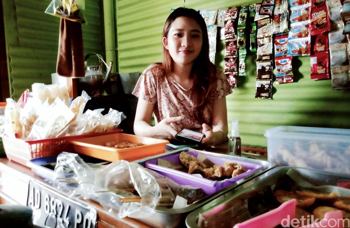 Daniella, Si Penjual Angkringan Cantik dari Klaten Penjual hik atau angkringan di Klaten, Jawa Tengah ini bikin gagal fokus. Dia adalah Daniella Ananda Setiawan (20), seorang gadis yang terbilang rupawan.
Daniella, sapaannya, berjualan Angkringan 31 di Jalan Rajawali 31 Bareng Kidul, Kecamatan Klaten Tengah, Klaten. Memiliki paras cantik dan berkulit putih, Daniella ramah melayani pembeli, seperti membuat pesanan es tes, es jeruk, kopi, wedang uwuh dan menu lainnya.