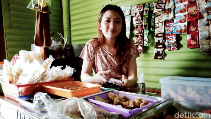 Penjual hik atau angkringan di Klaten, Jawa Tengah ini bikin gagal fokus. Dia adalah Daniella Ananda Setiawan (20), seorang gadis yang terbilang rupawan.

Daniella, sapaannya, berjualan Angkringan 31 di Jalan Rajawali 31 Bareng Kidul, Kecamatan Klaten Tengah, Klaten. Memiliki paras cantik dan berkulit putih, Daniella ramah melayani pembeli, seperti membuat pesanan es tes, es jeruk, kopi, wedang uwuh dan menu lainnya.