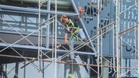 Nampak para pekerja tidak menggunakan helm saat bekerja.