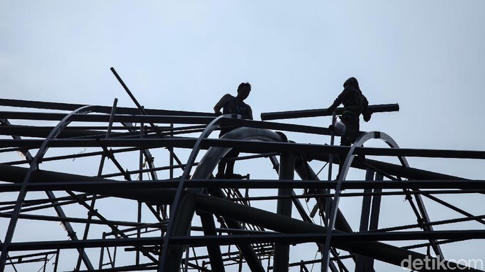 Sejumlah pekerja konstruksi melakukan aktivitas tanpa menggunakan peralatan keselamatan kerja di komplek Taman Ria, Senayan, Jakarta.