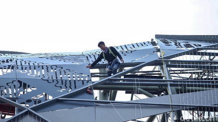 Duh, Pekerja Konstruksi Ini Sepelekan Keselamatan Kerja Sejumlah pekerja konstruksi melakukan aktivitas tanpa menggunakan peralatan keselamatan kerja di komplek Taman Ria, Senayan, Jakarta.