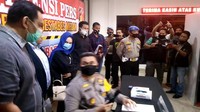 Hana mengenakan kain biru sebagai penutup kepala dan masker. Dia didampingi pengacaranya (Datuk Haris Molana-detikcom)