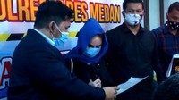 Hana Hanifah sempat ditampilkan dalam jumpa pers saat polisi mengumumkan menetapkan dua orang sebagai tersangka kasus prostitusi (Datuk Haris Molana-detikcom)