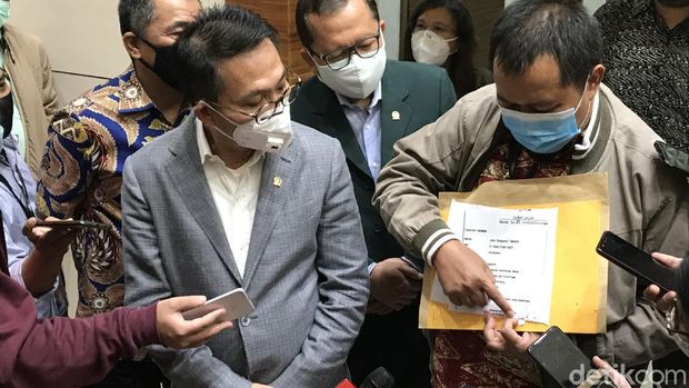 Foto 'Surat Jalan' Djoko Tjandra dari MAKI diterima Komisi III DPR.