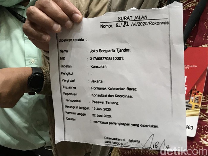 Foto ‘Surat Jalan’ Djoko Tjandra dari MAKI diterima Komisi III DPR. Foto ‘Surat Jalan’ Djoko Tjandra dari MAKI diterima Komisi III DPR.