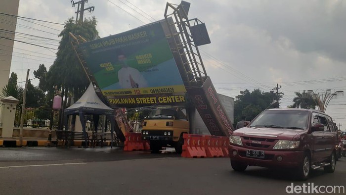 gapura ambruk timpa truk