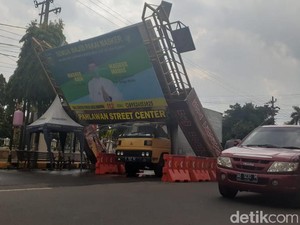 Gapura Sosialisasi COVID-19 di Kota Madiun Ternyata Ambruk Tertabrak Truk
