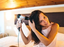 Mengeringkan Rambut Pakai Hair Dryer Lebih Sehat Dibanding Dibiarkan Basah