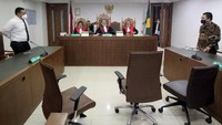 Sidang keputusan PKPU yang ditunda ini dihadiri oleh Pengurus PKPU Patra M Zen, Direktur Utama KCN Widodo Setiadi didampingi Kuasa Hukum KCN Agus Trianto. Sidang diketuai oleh Hakim Robert, Hakim Anggota Desbenneri Sinaga dan Hakim Anggota Dulhusin. Foto: dok. KCN