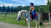 Di sana, Hana pun sempat mencoba menaiki kuda. Hana tak ubahnya seperti cowboy (Instagram)