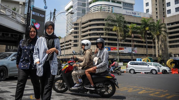 Hati-hati! Tidak Pakai Masker di Jabar Bisa Kena Denda Rp 150 Ribu Pemprov Jawa Barat akan kenakan denda bagi warganya yang tak pakai masker di tempat umum. Denda itu rencananya akan mulai berlaku pada 27 Juli 2020 mendatang.