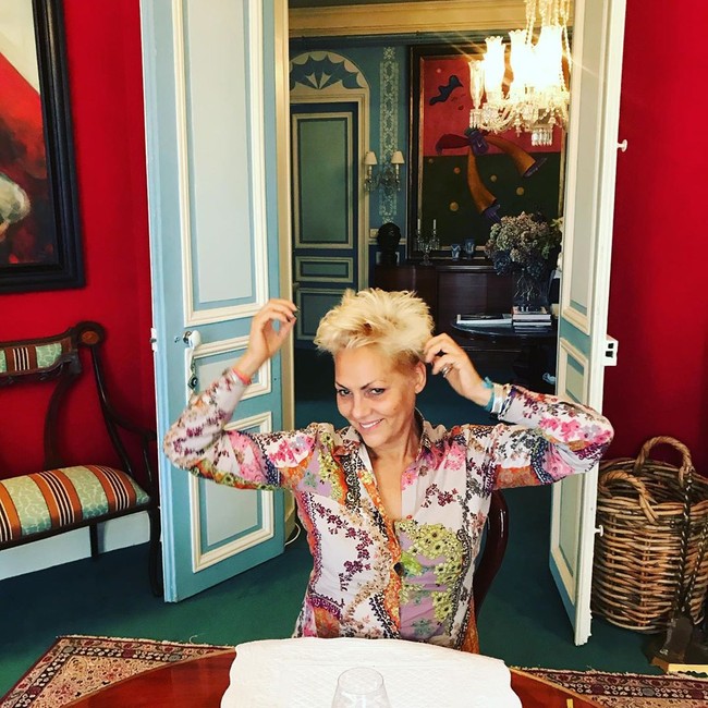 Dia terkapar tidak sadarkan diri dan tanpa respon setelah mengalami kecelakaan motor pada 1 Juni lalu. Tidak dijelaskan bagaimana kecelakaan tersebut bisa terjadi, namun Hermine de Clermont-Tonnerre mengalami luka parah hingga koma.  Foto: dok. Instagram