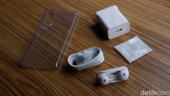 Huawei memberikan aksesori yang begitu lengkap dalam paket penjualan Nova 7. Foto: Adi Fida Rahman/detikINET