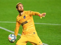Jan Oblak menduduki peringkat keempat sebagai kiper terbaik di dunia. Dia sudah memperkuat Atletico Madrid sejak 2014. Foto: (Getty Images/David Ramos)