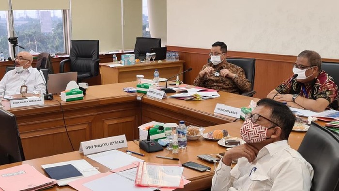Kala Mensos Seleksi Calon Pejabat Eselon Menteri Sosial Juliari P. Batubara mengawal langsung proses rekrutmen pejabat struktural di tingkat Eselon I dan II Kementerian Sosial RI selama 12 jam non stop.