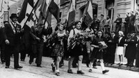 Di masa Perang Dunia II, tepatnya pada tanggal 14 Juli 1944, warga Prancis kembali turun ke jalan untuk memperingati Bastille Day. Tampak sejumlah anak perempuan ikut dalam konvoi sembari membawa buket bunga dalam acara peringatan tersebut. Getty Images/PNA Rota.