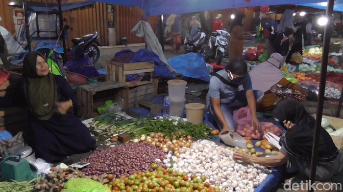 Kompleks Pasar Ikan Kecamatan Wonomulyo, Kabupaten Polewali Mandar, Selasa (14/07/20)