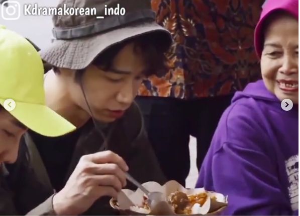 Lee Seung Gi dan Jasper Liu Jajan Lupis Mbah Satinem Saat ke Jogja