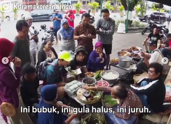 Lee Seung Gi dan Jasper Liu Jajan Lupis Mbah Satinem Saat ke Jogja