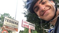 Dia belajar di sebuah universitas Aberdeen di Skotlandia, sementara rumahnya ada di Yunani. Jauh banget kan? Karena tidak ada pesawat yang bisa mengantarnya pulang, dia memutuskan untuk naik sepeda saja.