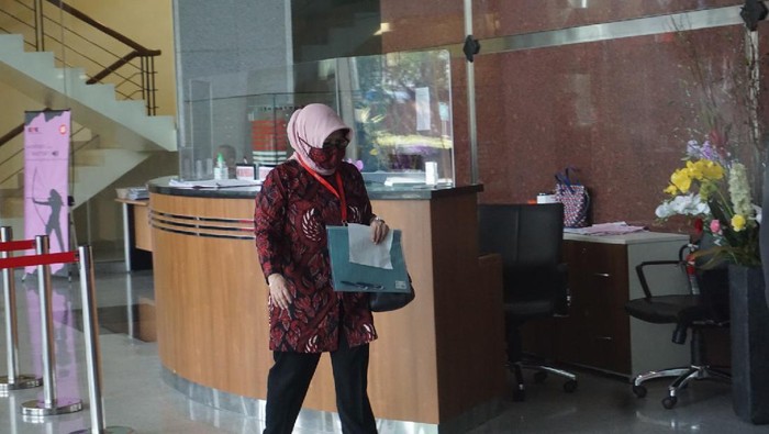 Mantan Bupati Bogor Nurhayanti memenuhi panggilan penyidik KPK terkait kasus yang menjerat Rachmat Yasin.