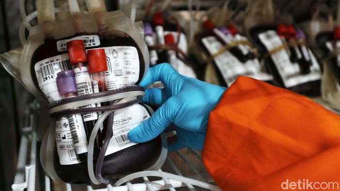 Sejumlah warga melakukan donor darah di Palang Merah Indonesia (PMI) DKI Jakarta, di Jalan Kramat Raya, Jakarta, Selasa (14/07/2020). Selama pandmi COVID-19, stok darah PMI DKI Jakarta menipis.