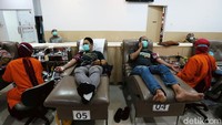 Pendonor sukarela mendonorkan darahnya melalui Unit Tranfusi Darah (UTD) Palang Merah Indonesia (PMI) DKI Jakarta, di Jalan Kramat Raya, Jakarta, Selasa (14/07/2020).