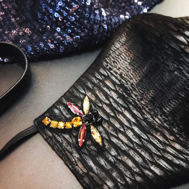 Menanggapi pandemi COVID-19, deretan desainer lokal menawarkan varian masker kain premium bagi mereka yang ingin tetap tampil stylish tanpa harus mengorbankan keamanan. Sebastian Gunawan misalnya, merilis masker yang merupakan bagian dari koleksi lini adibusananya, Sebastian Gunawan Couture. Salah satunya, masker hitam yang terbuat dari material yang teksturnya menyerupai kulit ular ini. Masker tersebut dipermanis dengan detail beading berbentuk capung yang edgy. (Foto: Instagram/@sebastiangunawanofficial)