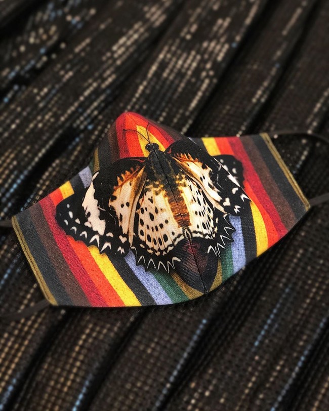 Sebastian Gunawan juga bermain dengan teknik digital printing untuk maskernya. Seperti masker playful bernuansa pelangi yang dihiasi gambar kupu-kupu ini. (Foto: Instagram/@sebastiangunawanofficial)