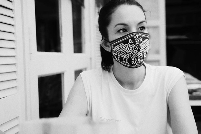 Koleksi masker Biyan kian terasa eksklusif dengan sentuhan custom-made sesuai kepribadian pemakainya. Salah satunya masker bermotif gajah yang menemani penampilan Nadya Hutagalung ini. Peduli lingkungan, Nadya pernah membentuk gerakan Let Elephants Be Elephants untuk melindungi gajah liar. (Foto: Instagram/@biyanofficial)