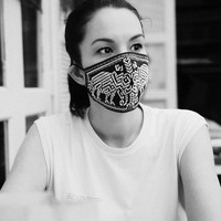 Koleksi masker Biyan kian terasa eksklusif dengan sentuhan custom-made sesuai kepribadian pemakainya. Salah satunya masker bermotif gajah yang menemani penampilan Nadya Hutagalung ini. Peduli lingkungan, Nadya pernah membentuk gerakan Let Elephants Be Elephants untuk melindungi gajah liar. (Foto: Instagram/@biyanofficial)