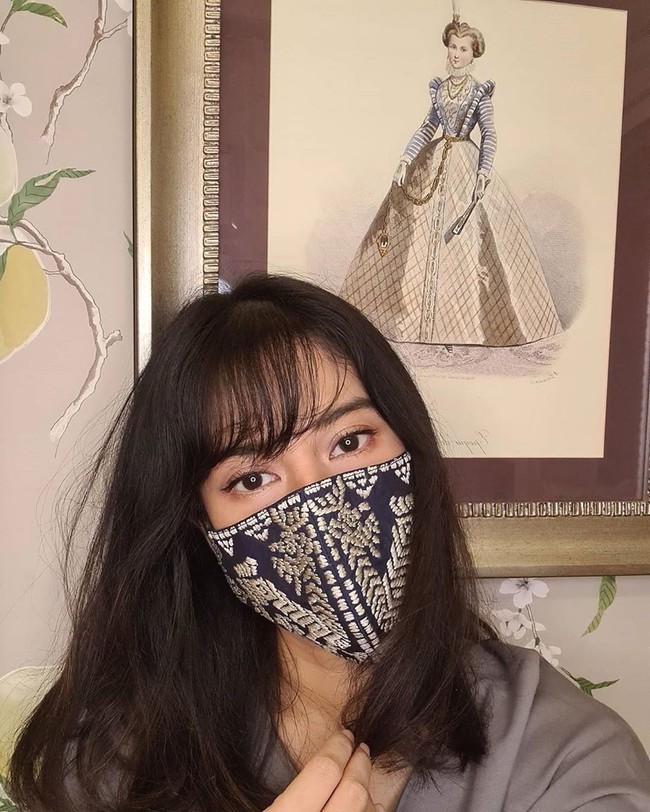 Masker yang dipakai oleh Dian Sastrowardoyo ini merupakan karya Biyan Wanaatmadja. Detail bordiran khas desainer pemilik label Studio 133 menghiasi masker tersebut. (Foto: Instagram/@biyanofficial)