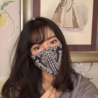 Masker yang dipakai oleh Dian Sastrowardoyo ini merupakan karya Biyan Wanaatmadja. Detail bordiran khas desainer pemilik label Studio 133 menghiasi masker tersebut. (Foto: Instagram/@biyanofficial)