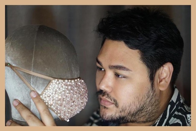 Ivan Gunawan pun tak ketinggalan membuat masker premium. Masker buatan Ivan Gunawan terasa feminin dengan sentuhan mutiara dan palet warna dusty pink yang lembut. (Foto: Instagram/@ivan_gunawan)