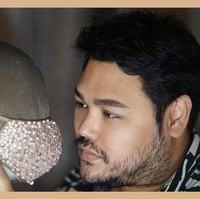 Ivan Gunawan pun tak ketinggalan membuat masker premium. Masker buatan Ivan Gunawan terasa feminin dengan sentuhan mutiara dan palet warna dusty pink yang lembut. (Foto: Instagram/@ivan_gunawan)