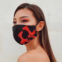 Masker yang membungkus wajah Patricia Gouw ini merupakan karya Hian Tjen. Masker berwarna hitam ini dihiasi motif ikan koi berwarna merah yang kontras. Leave the surgical masks and N95s for the healthcare professionals and essential workers, tulis Hian Tjen di Instagram saat mempromosikan maskernya. (Foto: Instagram/@hiantjen)