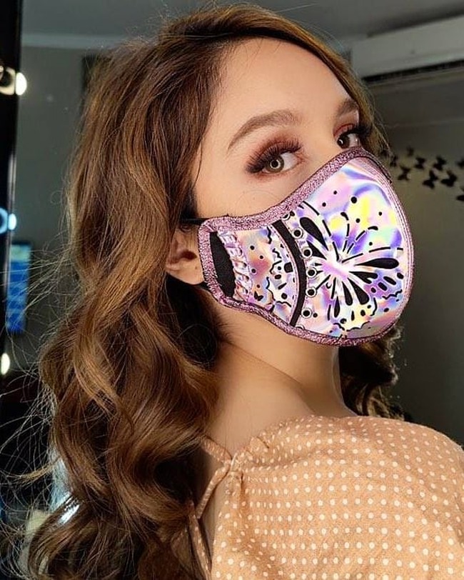Cinta Laura memakai masker Diana Couture yang hadir dalam nuansa hologram.  (Foto: Instagram/@dianamputri)