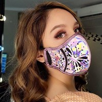 Cinta Laura memakai masker Diana Couture yang hadir dalam nuansa hologram.  (Foto: Instagram/@dianamputri)