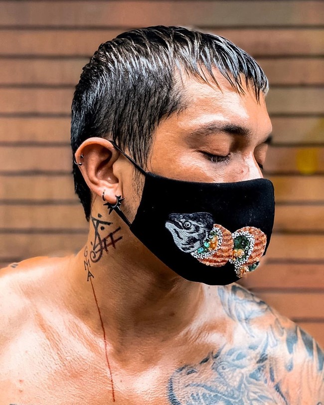 Desainer lulusan ESMOD Jakarta ini mengatakan, maskernya dibuat secara khusus dengan teknik bordiran tangan. Ia mengaplikasikan detail kristal Swarovski untuk menciptakan kesan mewah. (Foto: Instagram/@hiantjen)